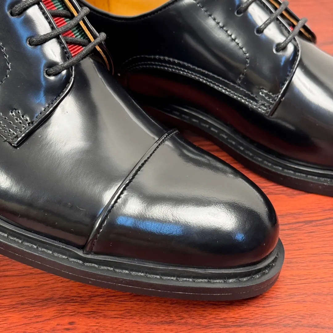 Batch 820 Gucci/Gucci men’s classic lace-up derby shoes! In every season, Gucci's aesthetic perspective reinterprets formal wear designs. This shoe is made of exquisite black leather, showing a simple and classic style! Available in two styles: black glossy leather/black matte cow leather, red and green webbing tongue embellishment, three-joint classic retro style, full calfskin lining, lace-up fixation, 2.5CM rubber soles, leather material. Look at the details. The delicate cowhide and the bright black of the open edge beads show a different light luxury style. European and American last type, excellent on-foot comfort, complete package, versatile style, highly recommended! Size: 39-40-41-42-43-44 leather shoe size (can be customized to 38.45) Item number: 5018-01 Open edge beads